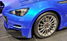 Передняя оптика и диски на низкопрофильной резине на Subaru BRZ